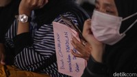 Massa buruh dari Cikarang menyimak pemaparan Anies Baswedan.