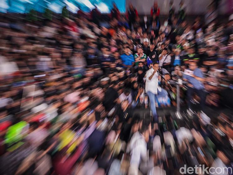 Potret Buruh-Ojol Padati Desak & Slepet AMIN di JIExpo