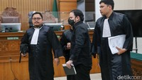 Majelis hakim, kami juga mau menyampaikan salah satu hal yang prinsip dan sangat penting di persidangan ini bahwa klien kami ini adalah seorang pengusaha yang bekerja secara baik, yang sejak lama bertahun-tahun dan memiliki hobi olahraga menembak. Dia juga telah Perbakin, ujar Boris dalam persidangan di Pengadilan Negeri Jakarta Selatan. 