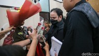 Bahkan, berdasarkan hasil keterangan kepolisian di tahap penyidikan, asal senjata-senjata ilegal milik kliennya disebut tak terafiliasi dengan aksi atau jaringan terorisme. 