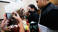 Adapun, dalam perkara ini Dito Mahendra didakwa memiliki 9 senjata ilegal atau tak berizin. Sebanyak 6 diantaranya merupakan senpi. 
