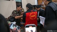 Enam senpi ilegal itu berjenis pistol Glock 17, revolver S&W, pistol Glock 19 Zev, M4 AK 101, dan pistol Angstadt Arms. 