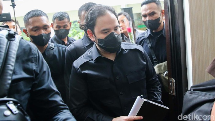 Pengadilan Negeri Jakarta Selatan kembali menggelar sidang lanjutan kasus dugaan kepemilikan senjata api (senpi) ilegal dengan terdakwa Mahendra Dito Sampurno alias Dito Mahendra, Jakarta, Senin (29/1/2024). Berdasarkan Sistem Informasi Penelusuran Perkara atau SIPP Pengadilan Negeri Jakarta Selatan, persidangan beragendakan jawaban atau tanggapan dari jaksa penuntut umum (JPU) atas eksepsi dari kubu terdakwa.