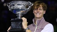 Sinner juga mengakhiri rentetan 33 kemenangan Novak Djokovic di Australian Open dengan mengalahkannya di semifinal. AP/Andy Wong  