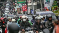 Kemacetan kerap terjadi pada saat jam berangkat kerja serta pulang kerja.