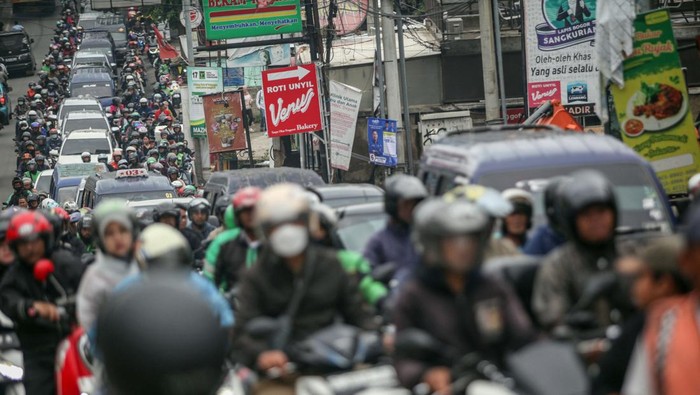 Pengendara terjebak kemacetan di Jalan Raya Sawangan, Pancoran Mas, Depok, Jawa Barat, Senin (29/1/2024). Kemacetan yang terjadi pada saat jam berangkat kerja serta pulang kerja tersebut akibat belum selesainya  pengerjaan pembangunan Jembatan Mampang. ANTARA FOTO/Yulius Saatria Wijaya