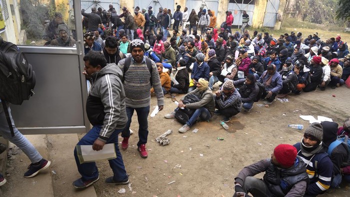 Potret Ribuan Warga India Rela Antre Panjang Demi Kerja di Israel Indian workers aspiring to be hired for jobs in Israel submit their forms during a recruitment drive in Lucknow, India, Thursday, Jan. 25, 2024. (AP Photo/Rajesh Kumar Singh)