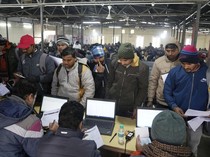 Potret Ribuan Warga India Rela Antre Panjang Demi Kerja di Israel