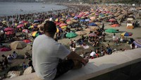 Kebanyakan pengunjung datang untuk mencari angin dan berendam di pantai untuk menghilangkan panas.