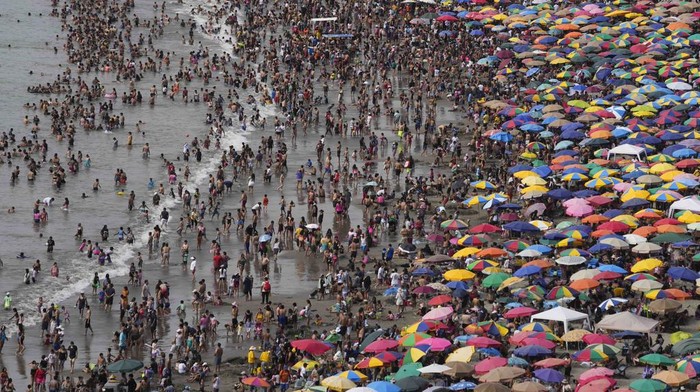 Potret Warga Peru Sesaki Pantai Saat Musim Panas Menerjang Beachgoers crowd the Agua Dulce beach in Lima, Peru, Sunday, Jan. 28, 2024. (AP Photo/Martin Mejia)