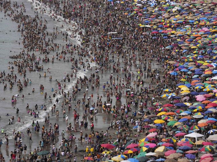 Potret Warga Peru Sesaki Pantai Saat Musim Panas Menerjang