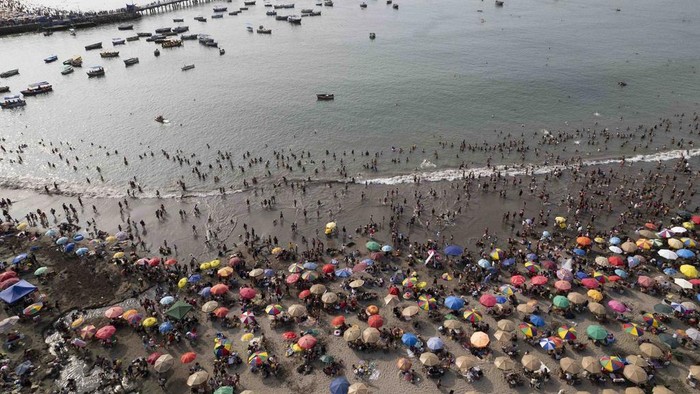 Beachgoers crowd the Agua Dulce beach in Lima, Peru, Sunday, Jan. 28, 2024. (AP Photo/Martin Mejia)