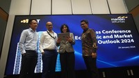 Head of Equity Research and Strategy Mandiri Sekuritas Adrian Joezer, Chief Economist Mandiri Sekuritas Rangga Cipta, Direktur Retail Mandiri Sekuritas Theodora Manik dan Head of Fixed Income Research Mandiri Sekuritas Handy Yunianto berbincang dalam acara press conference Economic and Market Outlook 2024 Mandiri Sekuritas di The Loft, Menara Mandiri (29/1). 