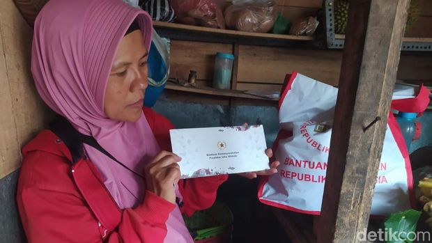 Presiden Joko Widodo (Jokowi) melakukan pemantauan harga sembako di Pasar Blabak, Kabupaten Magelang, Senin (29/1/2024). Jokowi juga bagikan kaus dan amplop.