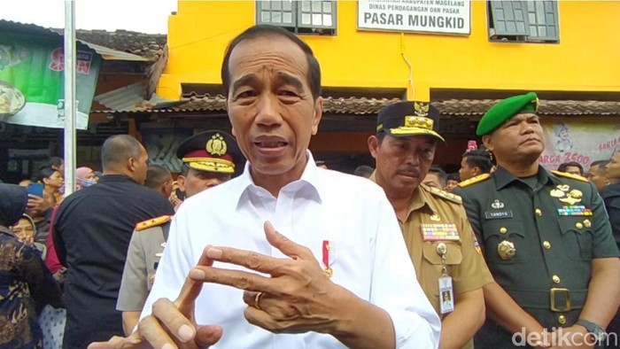 Presiden Joko Widodo (Jokowi) melakukan pemantauan harga sembako di Pasar Blabak, Kabupaten Magelang, Senin (29/1/2024). Jokowi juga bagikan kaus dan amplop.