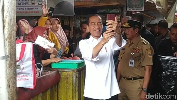 Presiden Joko Widodo (Jokowi) melakukan pemantauan harga sembako di Pasar Blabak, Kabupaten Magelang, Senin (29/1/2024). Jokowi juga bagikan kaus dan amplop.