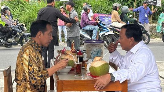 Presiden Joko Widodo makan siang bersama Menteri Pertahanan Prabowo Subianto usai meresmikan Grha Utama Akademi Militer Magelang, Jawa Tengah, Senin (29/1). (Dok. CNN Indonesia/Muhammad Naufal)