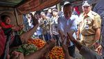 Kunjungi Pasar Mungkid, Jokowi Swafoto dan Salami Pedagang