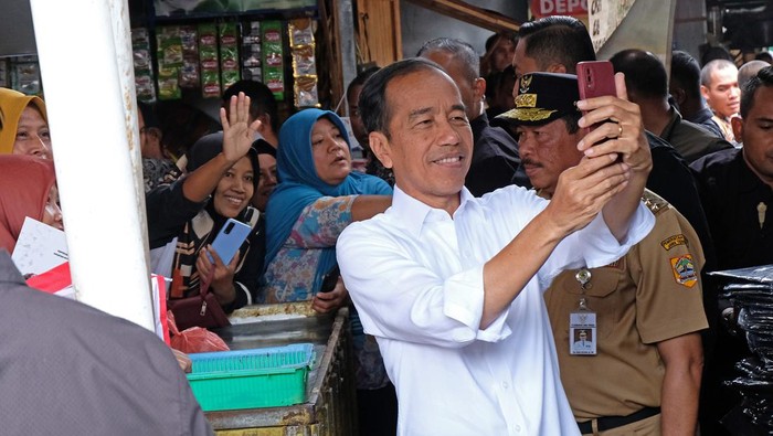 Presiden Joko Widodo berswafoto dengan warga saat mengunjungi Pasar Mungkid, Magelang Jawa Tengah, Senin (29/1/2024). Dalam kunjungannya, Presiden Jokowi berdialog dengan sejumlah pedagang sekaligus memantau harga sembako. ANTARA FOTO /Anis Efizudin/wpa.