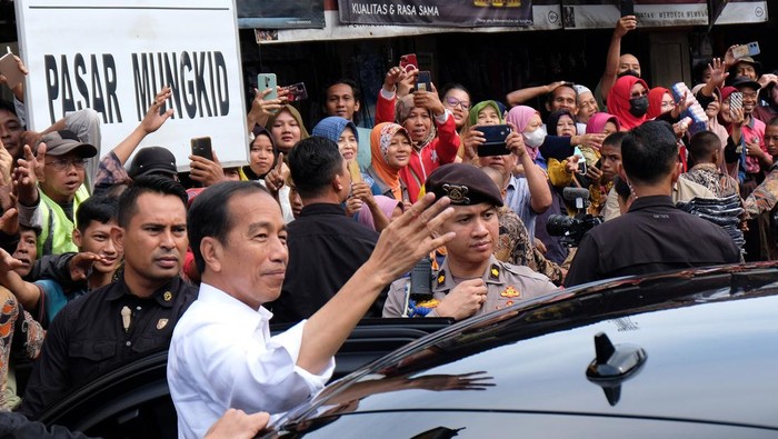 Presiden Joko Widodo berswafoto dengan warga saat mengunjungi Pasar Mungkid, Magelang Jawa Tengah, Senin (29/1/2024). Dalam kunjungannya, Presiden Jokowi berdialog dengan sejumlah pedagang sekaligus memantau harga sembako. ANTARA FOTO /Anis Efizudin/wpa.