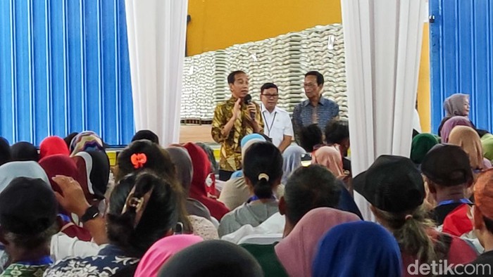 Momen Presiden Jokowi bagikan bansos beras 10 kg ke masyarakat di Gudang Bulog Purwomartani, Kalasan, Sleman, Senin (29/1/2024)