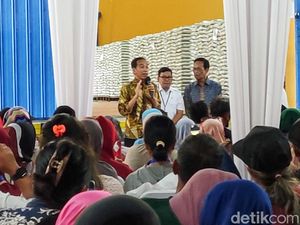 Bagikan Sepeda di Kalasan Sleman, Jokowi: Hanya Bawa Dua