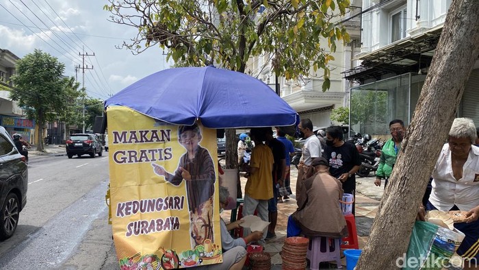 Program makan gratis yang digelar pasangan suami istri Surabaya yang ingin berbagi dengan sesama, semampu mereka.