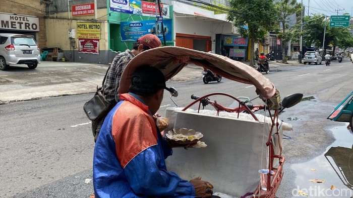 Program makan gratis yang digelar pasangan suami istri Surabaya yang ingin berbagi dengan sesama, semampu mereka.
