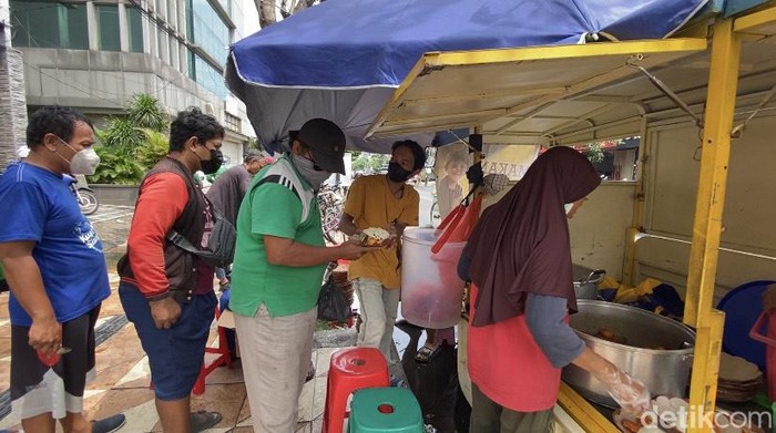 Program makan gratis yang digelar pasangan suami istri Surabaya yang ingin berbagi dengan sesama, semampu mereka.