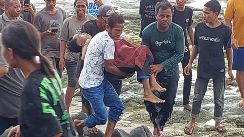 Proses evakuasi anggota perguruan bela diri tenggelam saat bertamasya di Pantai Mbondei, Kelurahan Tanah Rata, Kecamatan Kota Komba, Manggarai Timur, Nusa Tenggara Timur, Minggu sore (28/1/2024). (Foto: Istimewa)