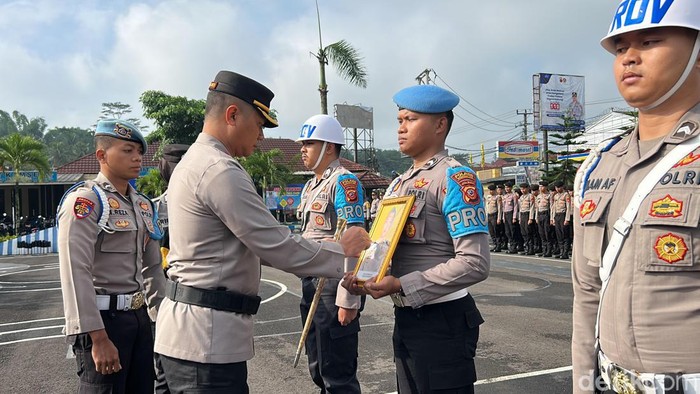 Prosesi pemecatan anggota Polres Tasikmalaya di Mapolres Tasikmalaya, Senin (29/1/2024).