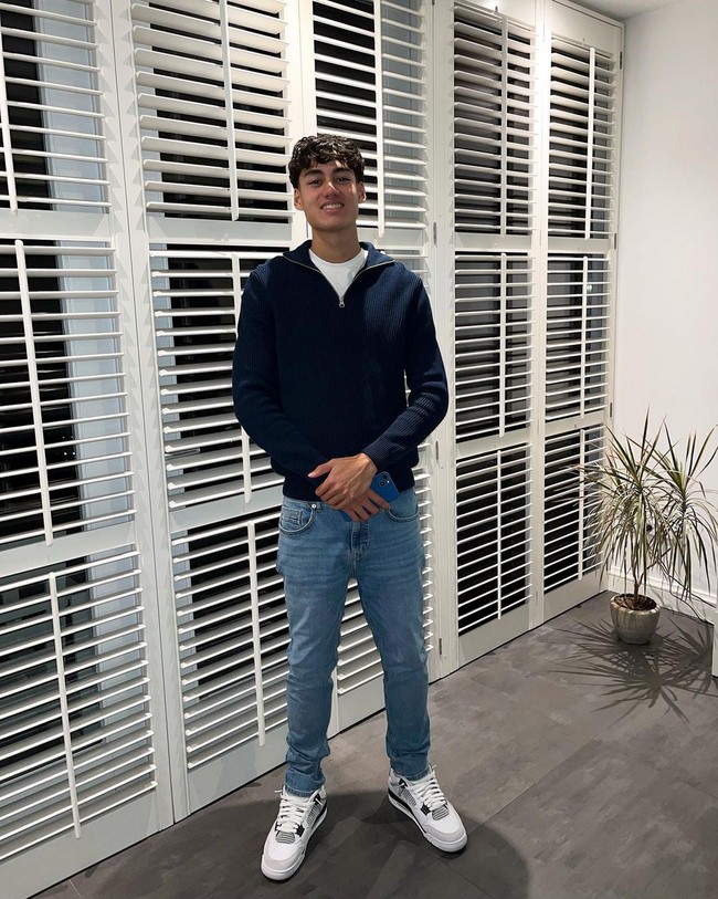 Rafael memiliki postur tubuh menjulang. Tingginya mencapai 180 cm. Foto: Instagram/@rafaelstruick