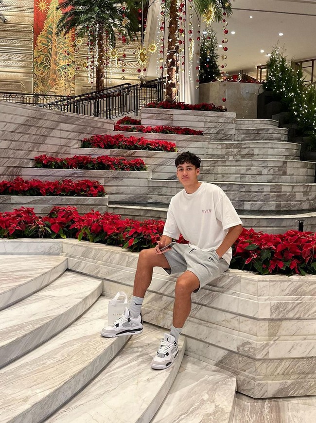 Rafael merupakan anak dari pasangan Brian Struick asal Belanda, dan Noraly Soeditoyang memiliki darah Jawa dan Suriname. Foto: Instagram/@rafaelstruick