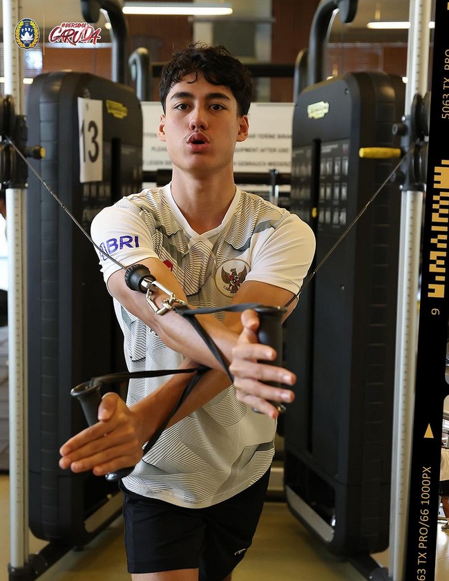 Selain skill-nya, pemain muda ini juga membuat salah fokus karena memiliki paras yang rupawan. Foto: Instagram/@rafaelstruick