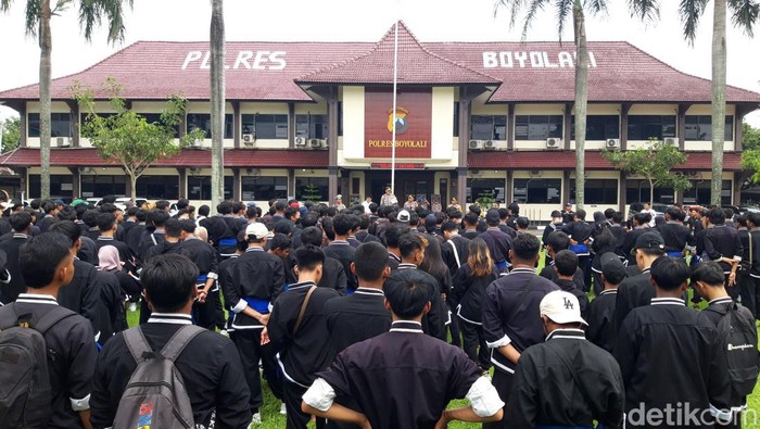 Ratusan anggota perguruan bela diri IKSPI Kera Sakti Boyolali mendatangi kantor Polres Boyolali, Senin (29/1/2024).