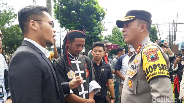 Ratusan anggota perguruan bela diri IKSPI Kera Sakti Boyolali mendatangi kantor Polres Boyolali, Senin (29/1/2024).