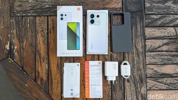 Di dalam paket penjualannya terdapat unit Redmi Note 13 Pro 5G, case silikon berwarna hitam, lembar panduan, ucapan terima kasih, dan pin ejector. Foto: Virgina Maulita Putri/detikINET