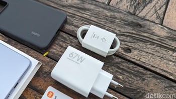 Xiaomi masih memberikan charger 67W dan kabel USB-C di dalam paket penjualan Redmi Note 13 Pro 5G. Foto: Virgina Maulita Putri/detikINET