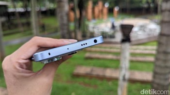 Xiaomi masih menyematkan headphone jack 3,5 mm di bagian atas Redmi Note 13 Pro 5G. Foto: Virgina Maulita Putri/detikINET