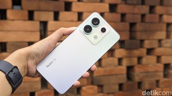 Panel belakangnya sendiri didominasi warna ungu pastel dengan efek gradasi. Foto: Virgina Maulita Putri/detikINET