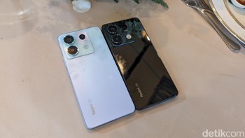 Ponsel ini hadir dalam dua pilihan warna yaitu Aurora Purple dan Midnight Black. Foto: Virgina Maulita Putri/detikINET