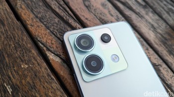 Varian Aurora Purple terlihat tampil beda dengan modul kamera belakangnya yang dilapisi tiga warna yaitu biru, hijau, dan merah muda yang bernuansa pastel. Foto: Virgina Maulita Putri/detikINET