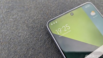 Layar Redmi Note 13 Pro 5G dikelilingi bezel yang tipis dengan kamera depan di bagian tengah layar. Foto: Virgina Maulita Putri/detikINET