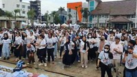 Mereka kompak memakai kaos bergambar Prabowo-Gibran. 