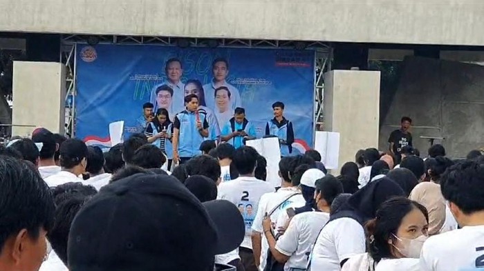 Relawan Bison Relawan Barisan Intelektusl Strategi Objektif Nasional Indonesia atau Bison melakukan kampanye terbuka di Alun-Alun Pamulang, Tangerang Selatan, Banten, Minggu (28/1).