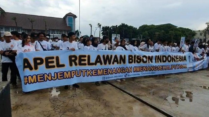 Relawan Bison Relawan Barisan Intelektusl Strategi Objektif Nasional Indonesia atau Bison melakukan kampanye terbuka di Alun-Alun Pamulang, Tangerang Selatan, Banten, Minggu (28/1).