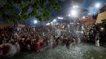 Intip Wanita-wanita di Nepal Saat Mandi Bareng di Sungai