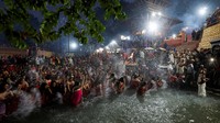 Para wanita ini tumpah ruah memadati Sungai Salinadi. Perempuan-perempuan itu nyemplung di Sungai Salinadi untuk mandi, bersuci, sekaligus memanjatkan doa. 