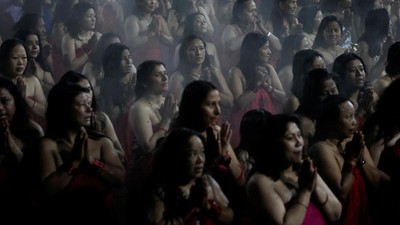Wanita-wanita di Nepal Mandi Sungai saat Festival, Begini Penampakannya