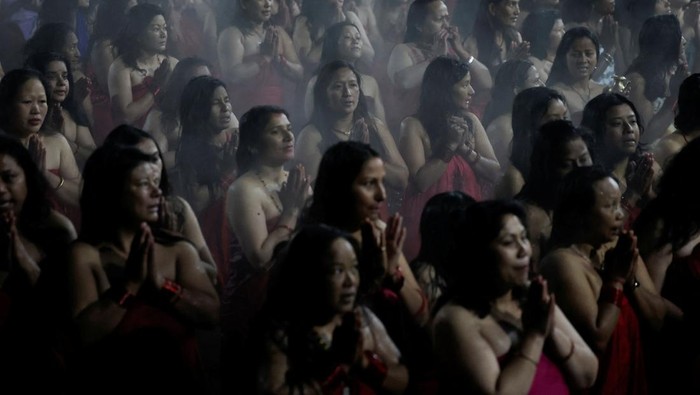 Devotees wait in a queue to offer prayer on the idol of God Madhav Narayan after taking a holy bath during the month-long Swasthani Brata Katha festival at the bank of Hanumante river in Bhaktapur, Nepal January 29, 2024. REUTERS/Navesh Chitrakar